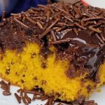 bolo-de-cenoura-com-cobertura-de-chocolate-e-granulado